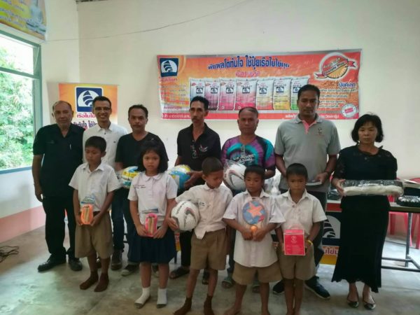 Giving sports equipment from the Project for Children by Pravit Group Affiliates, Ban Thung Nai Rai School, Ban Na San district, Surat Thani province
