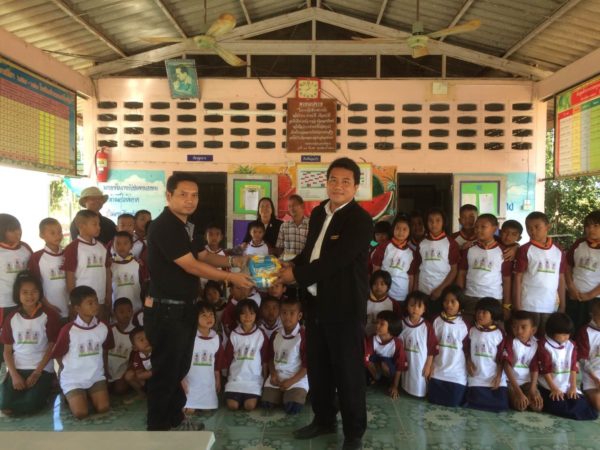 Giving sports equipment to Nong Samrong Noi School
