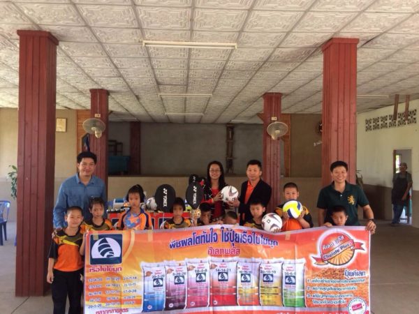 Giving sports equipment to Ban Huat School, Ngao district, Lampang province, in cooperation with customers of Kritniyomsap Kaset shop