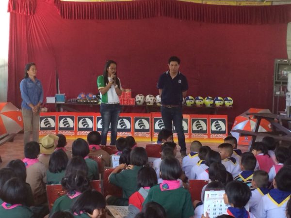 Giving sports equipment to Bang Thung School, Ngao district, Lampang province, in cooperation with customers of Kritniyomsap Kaset shop